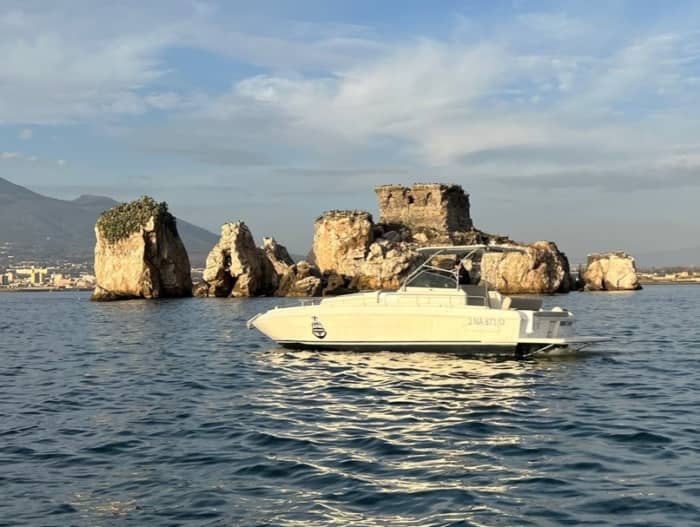Eleganz auf See: Entdecken Sie Capri an Bord einer luxuriösen Motoryacht.