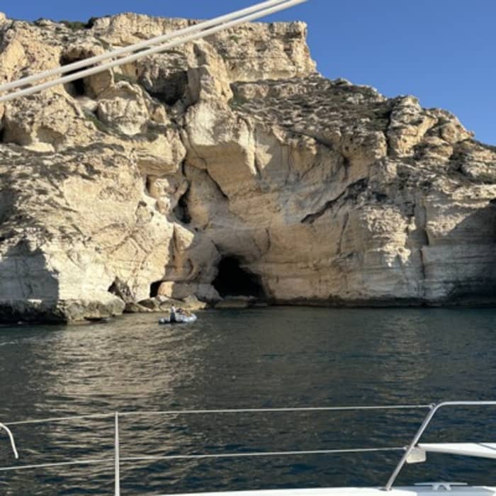 Segla Cagliaris dolda vackra kust på en katamaran