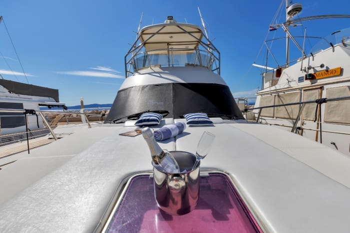 Your day in Makarska: Rent a motorboat for a full day of discovery
