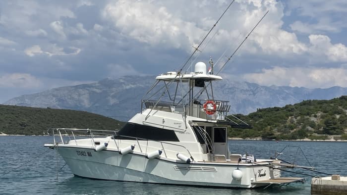 Your day in Makarska: Rent a motorboat for a full day of discovery