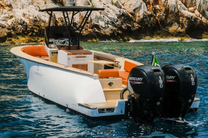 Una giornata alla scoperta di Favignana: puro relax sulle acque blu italiane.