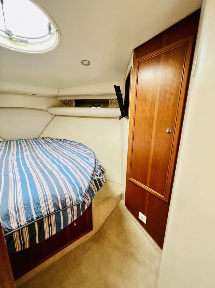 Détendez-vous sur un bateau à moteur à Bol pendant 4h30.