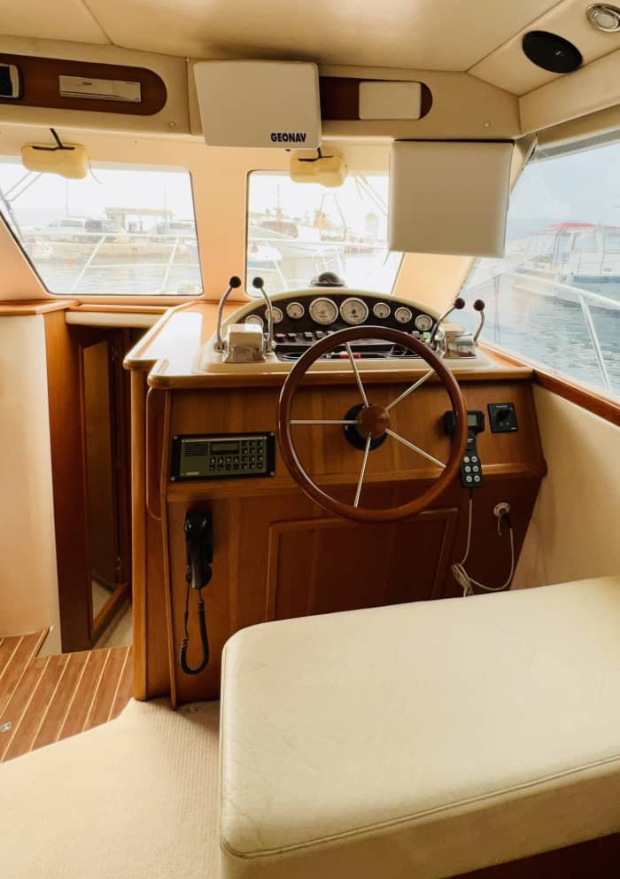 Détendez-vous sur un bateau à moteur à Bol pendant 4h30.