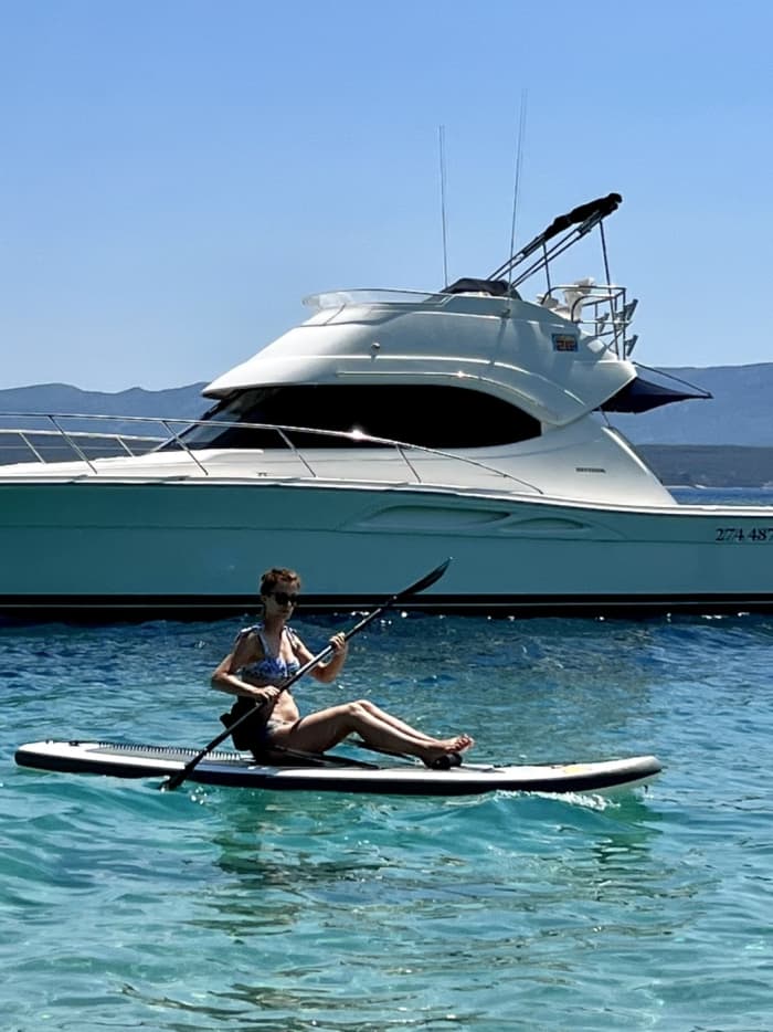 Détendez-vous sur un bateau à moteur à Bol pendant 4h30.