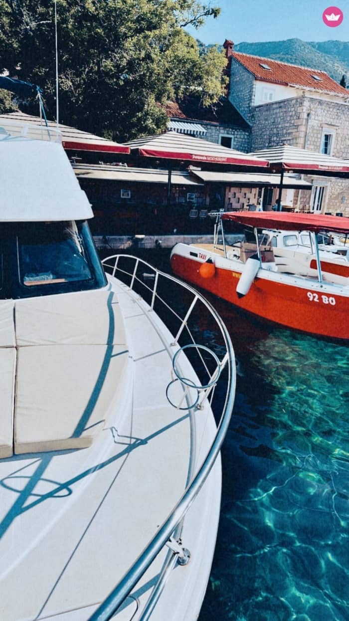Détendez-vous sur un bateau à moteur à Bol pendant 4h30.