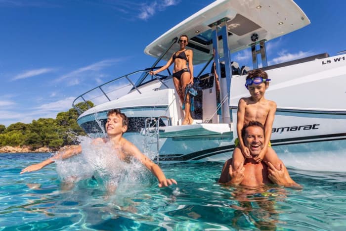 Mar, amor y sol: un día lleno de emociones a bordo de una lancha motora.