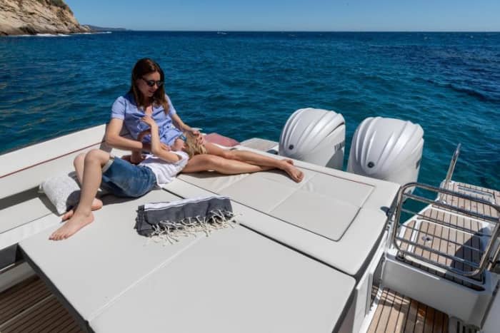 Mar, amor y sol: un día lleno de emociones a bordo de una lancha motora.