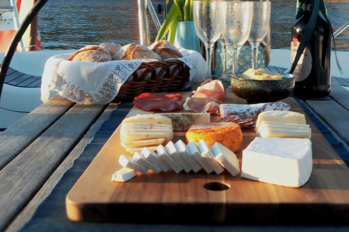 Discover Porto on a sailboat for a full day