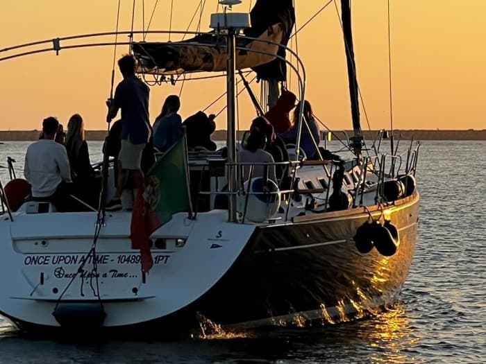 Discover Porto on a sailboat for a full day