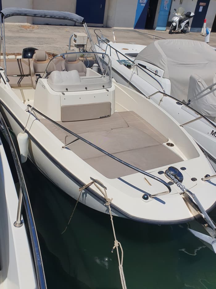 Discover Marseille: Half a day of pure joy on a motorboat