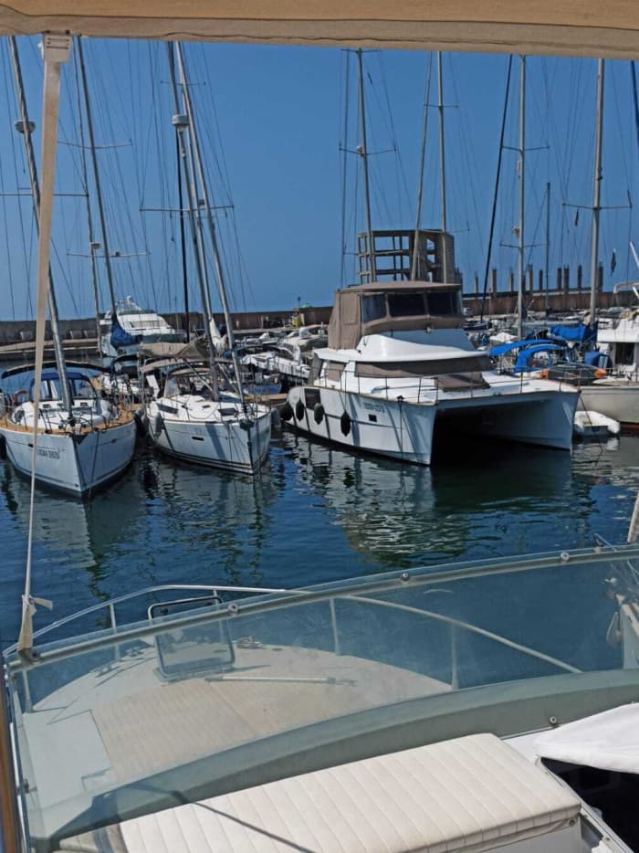 Sonnenuntergang auf einer Yacht mit Aperitif zwischen Anzio und Nettuno