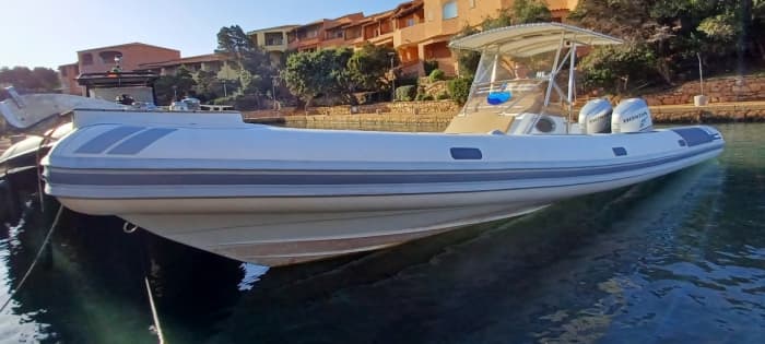 Profitez d'une excursion de 9h30 en bateau à moteur pour explorer Porto Cervo.