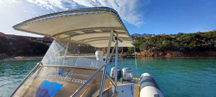 Profitez d'une excursion de 9h30 en bateau à moteur pour explorer Porto Cervo.