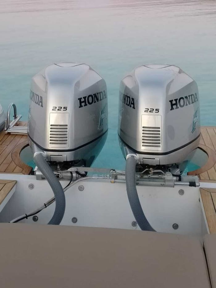 Profitez d'une excursion de 9h30 en bateau à moteur pour explorer Porto Cervo.
