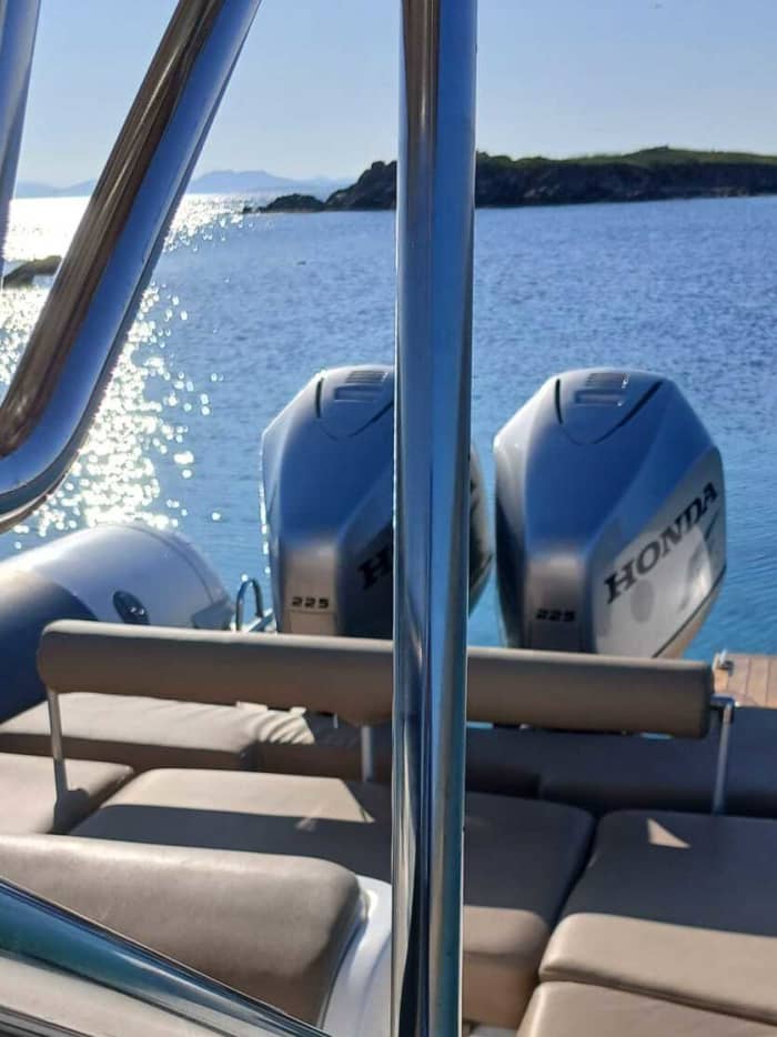 Profitez d'une excursion de 9h30 en bateau à moteur pour explorer Porto Cervo.