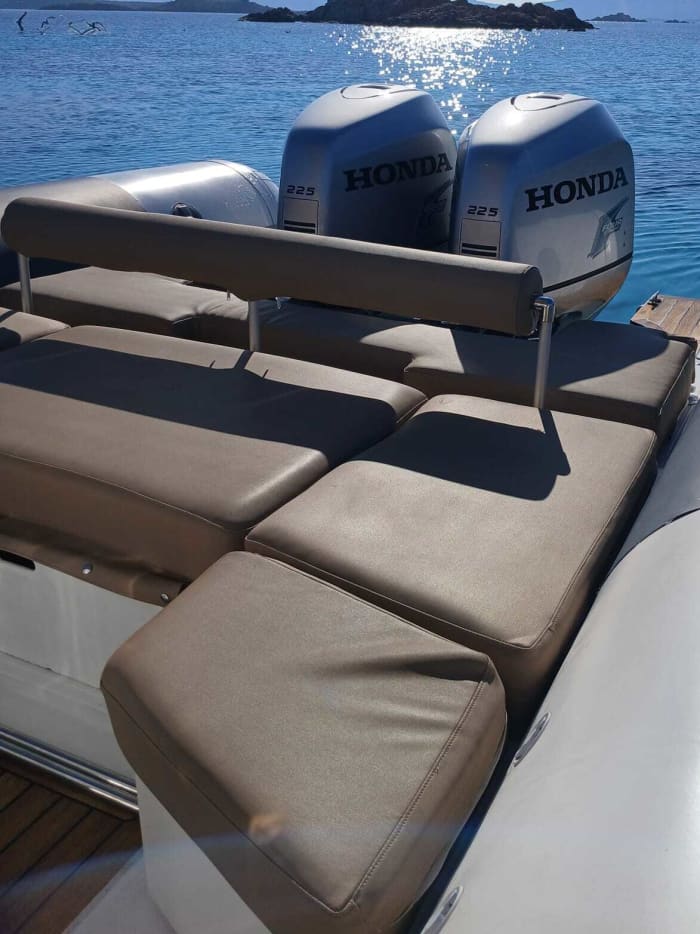 Profitez d'une excursion de 9h30 en bateau à moteur pour explorer Porto Cervo.
