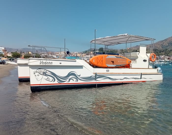 Escapada de ensueño siciliano: tour de medio día en catamarán por la costa de Taormina