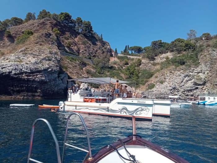 Escapada de ensueño siciliano: tour de medio día en catamarán por la costa de Taormina