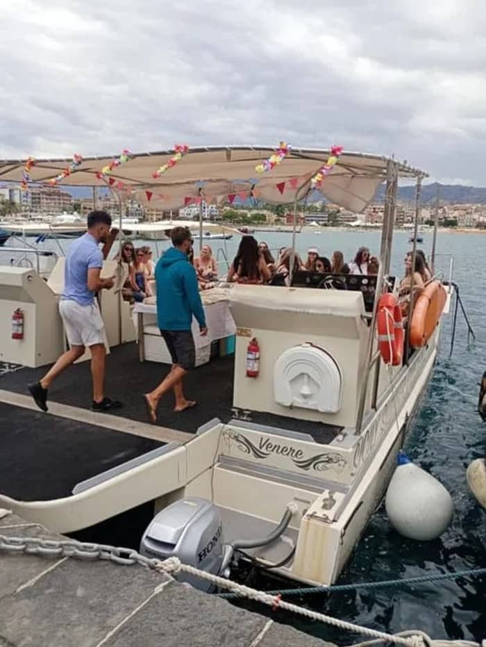 Escapada de ensueño siciliano: tour de medio día en catamarán por la costa de Taormina