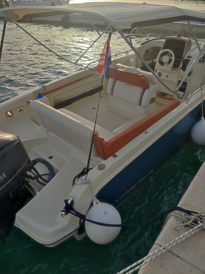 Enjoy the sun on a 9h boat trip in Makarska