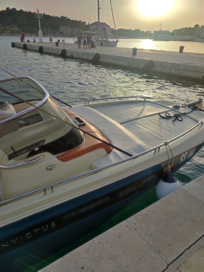 Enjoy the sun on a 9h boat trip in Makarska