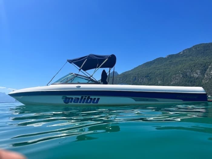 Take a half-day to relax on a motorboat in Viviers-du-Lac