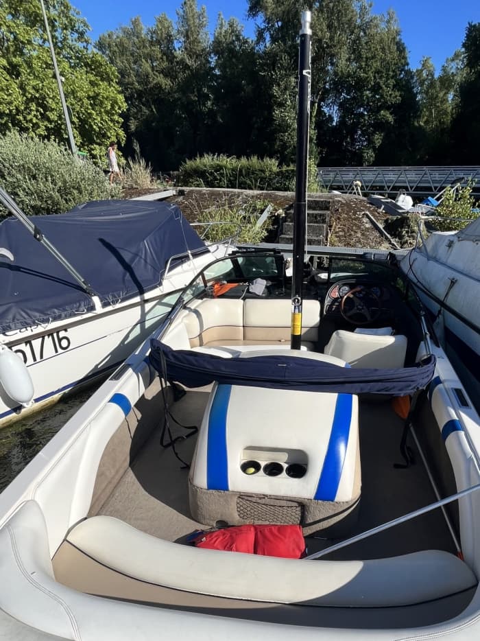 Take a half-day to relax on a motorboat in Viviers-du-Lac