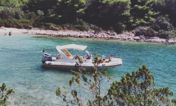 Une journée autour de Zadar : Profitez de 9 heures de découverte en bateau à moteur