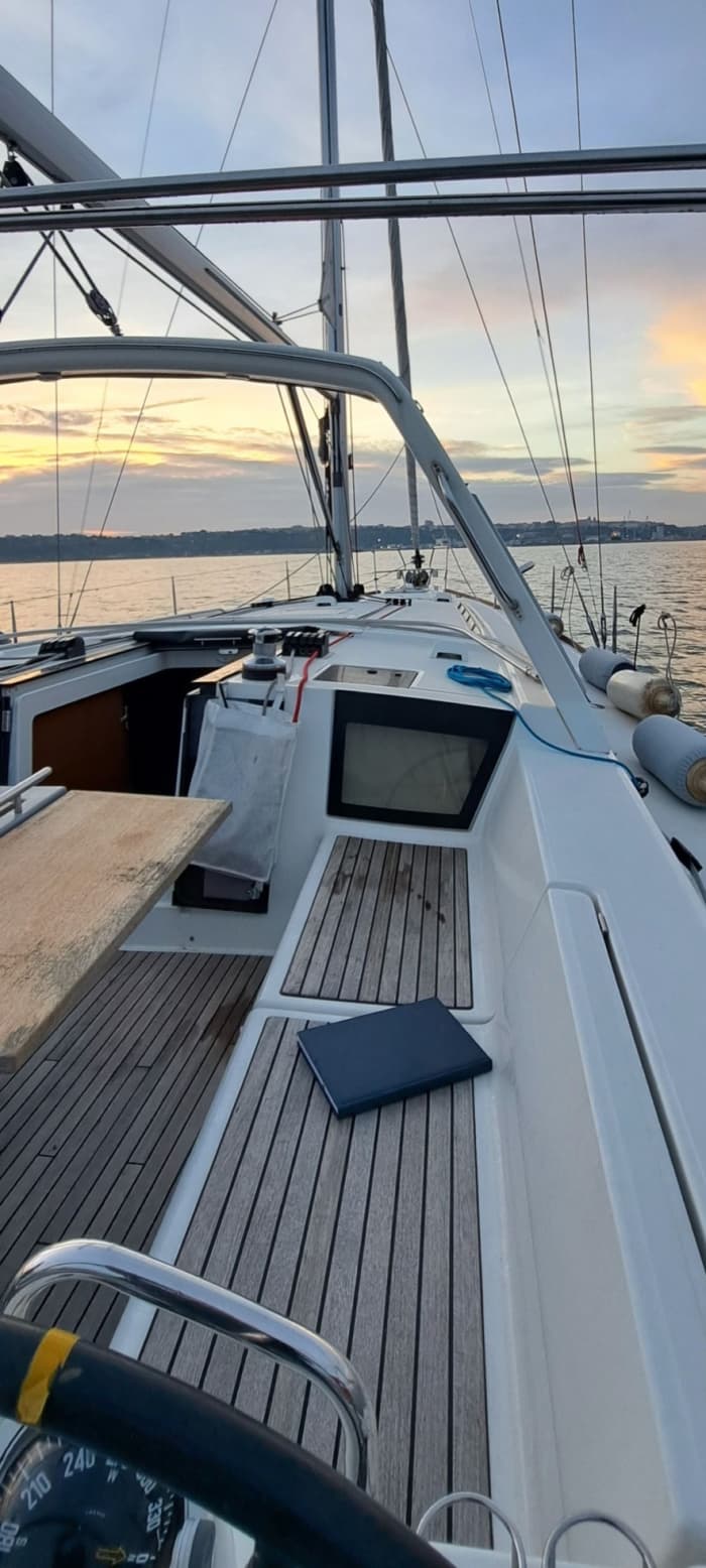 Setzen Sie Kurs auf Freude: Ein ganzer Tag authentisches Segeln in Pescara auf einem Segelboot