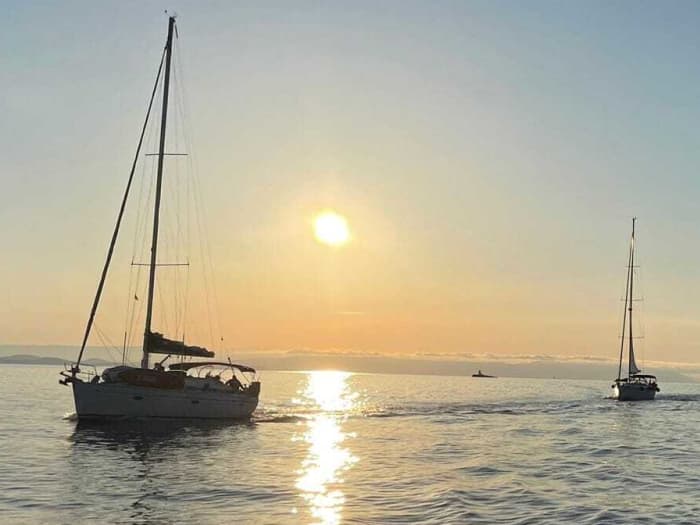 Setzen Sie Kurs auf Freude: Ein ganzer Tag authentisches Segeln in Pescara auf einem Segelboot