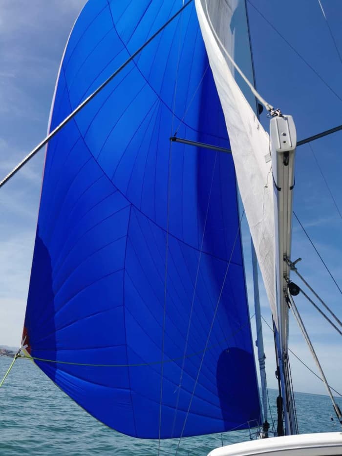 Setzen Sie Kurs auf Freude: Ein ganzer Tag authentisches Segeln in Pescara auf einem Segelboot