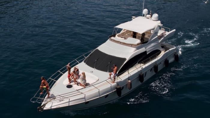 Meer, Liebe & Sonne: Ein Tag voller Emotionen auf einem Motorboot
