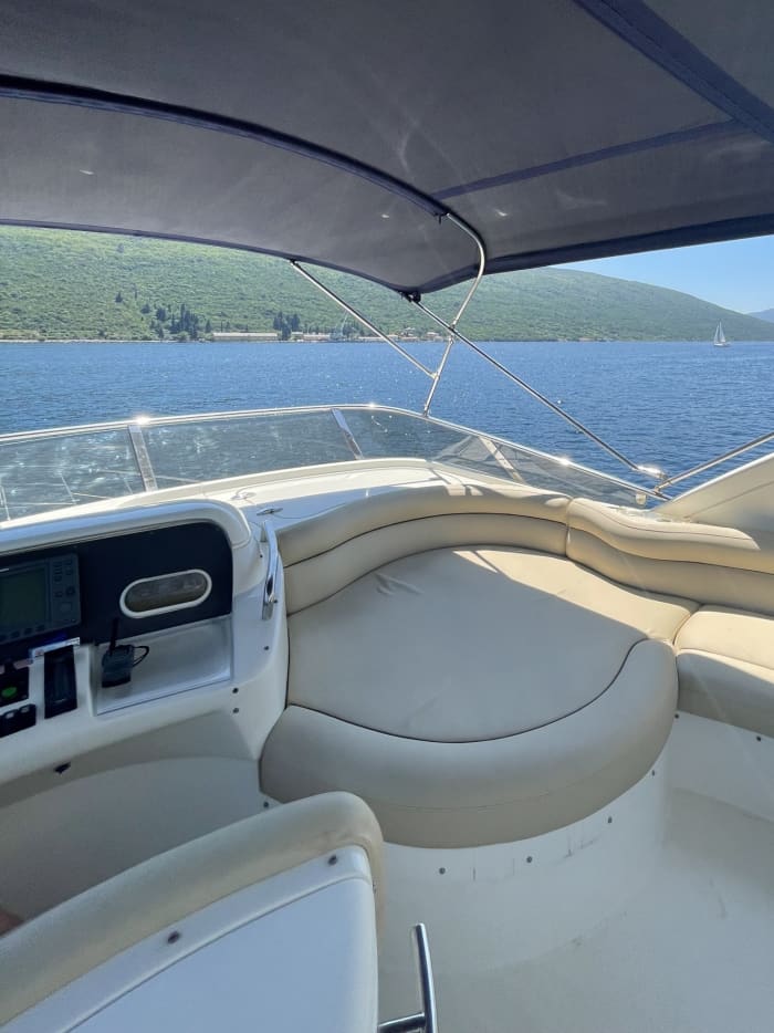 Ihr Tag in Tivat: Mieten Sie ein Motorboot für 9 Stunden Entdeckungstour