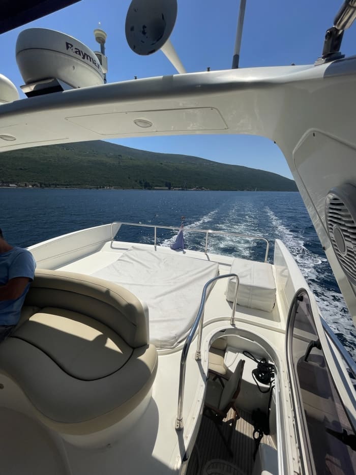 Ihr Tag in Tivat: Mieten Sie ein Motorboot für 9 Stunden Entdeckungstour