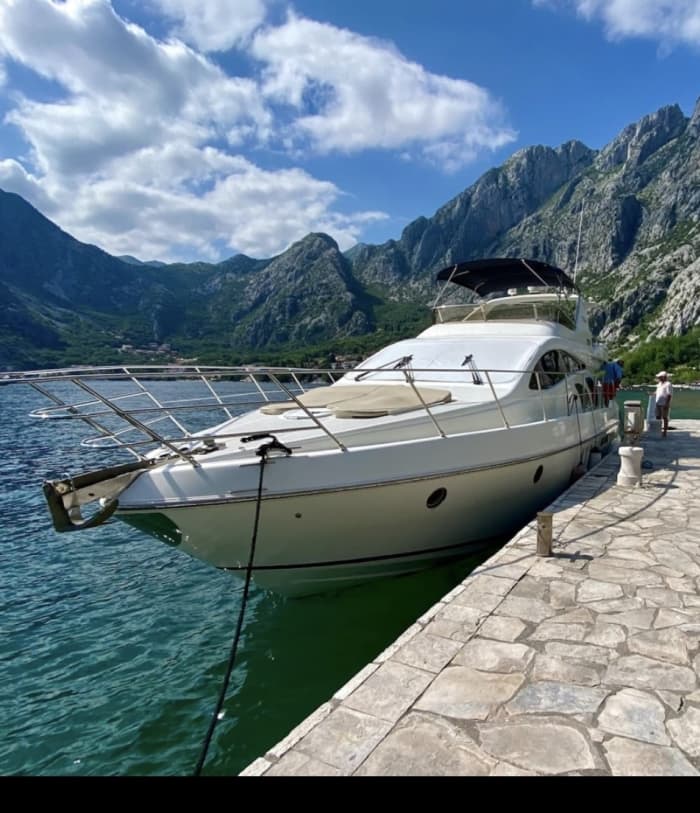 Ihr Tag in Tivat: Mieten Sie ein Motorboot für 9 Stunden Entdeckungstour
