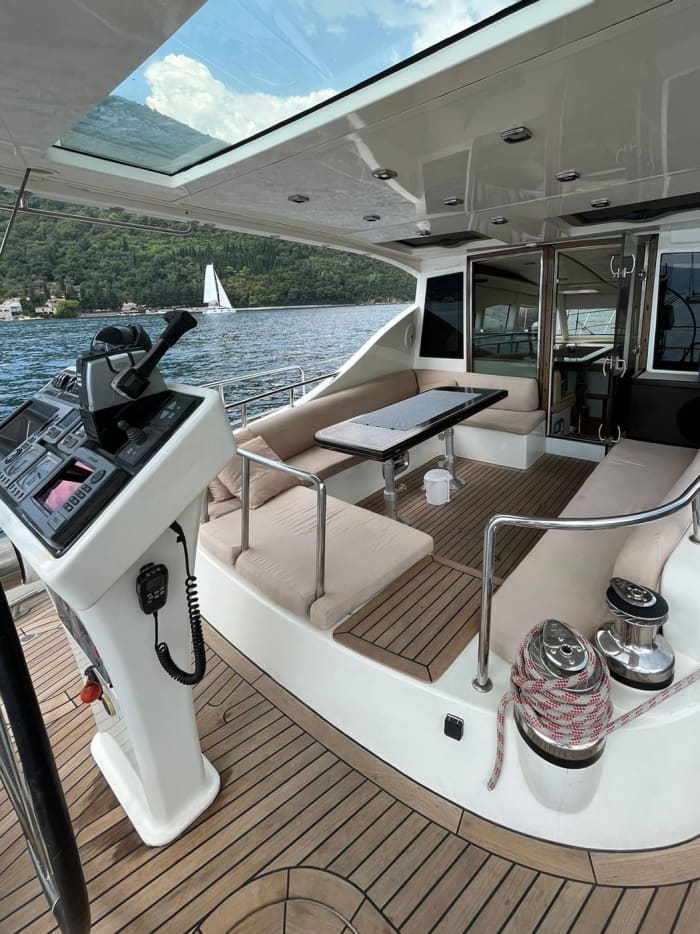 Genießen Sie einen Tag auf See in Tivat an Bord eines Segelboots.
