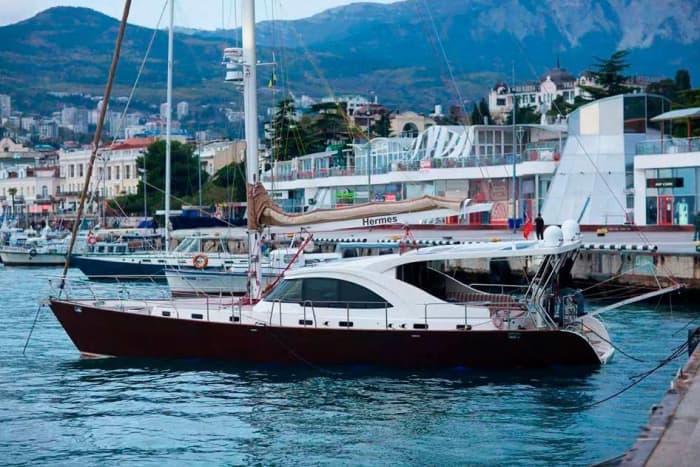 Genießen Sie einen Tag auf See in Tivat an Bord eines Segelboots.