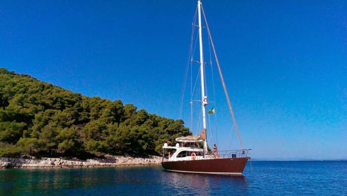 Genießen Sie einen Tag auf See in Tivat an Bord eines Segelboots.