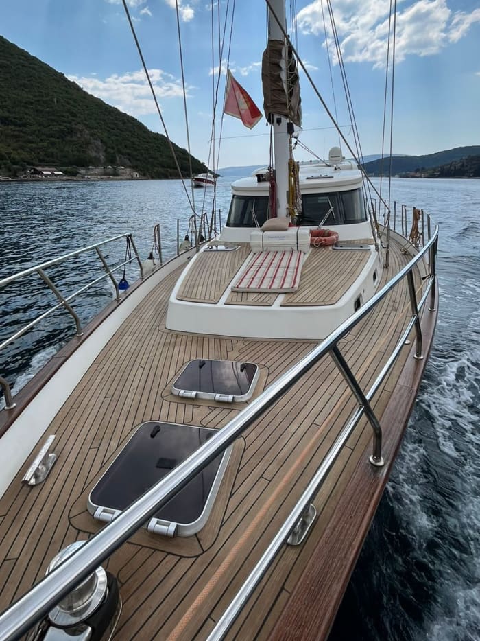 Genießen Sie einen Tag auf See in Tivat an Bord eines Segelboots.