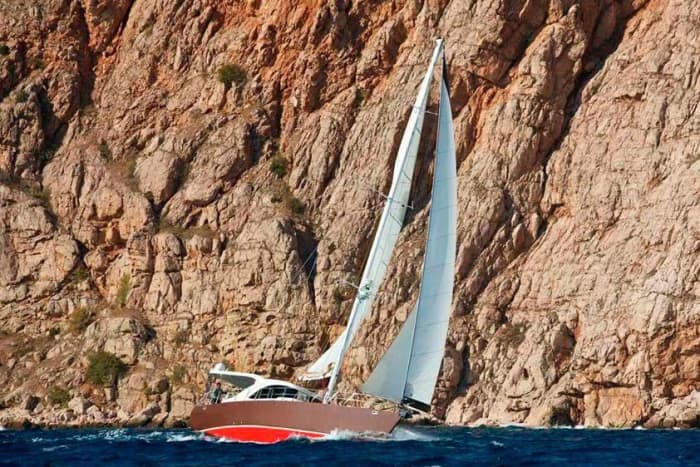 Genießen Sie einen Tag auf See in Tivat an Bord eines Segelboots.