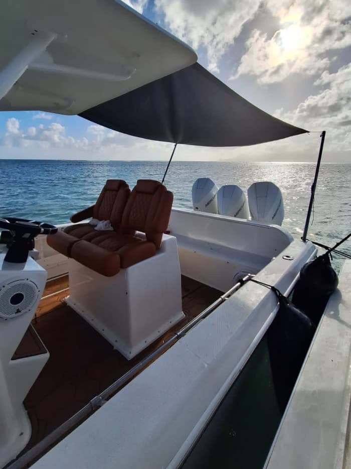 Um dia em Le Gosier, num barco a motor.