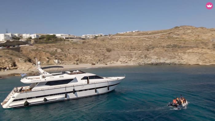 Votre romance égéenne : un dîner-croisière sur mesure au coucher du soleil