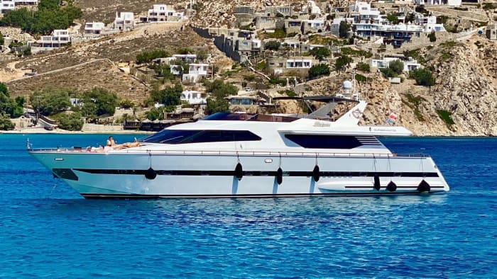 Votre romance égéenne : un dîner-croisière sur mesure au coucher du soleil