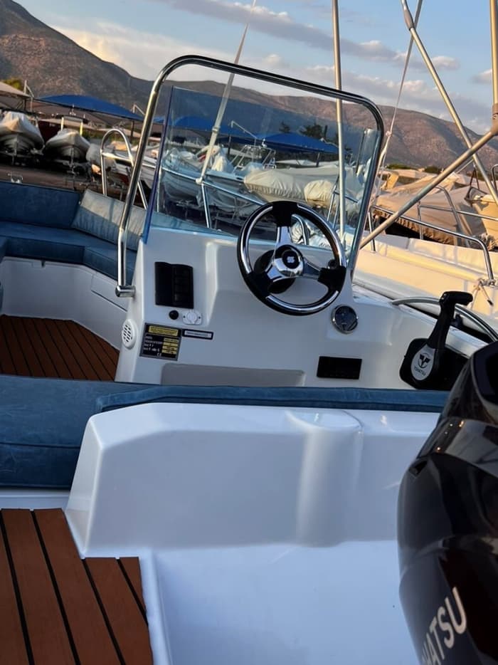 Votre journée à Athènes : louez un bateau à moteur pour 9 h de découverte.