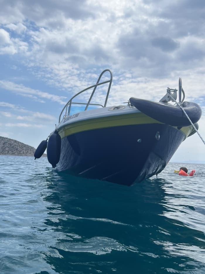 Votre journée à Athènes : louez un bateau à moteur pour 9 h de découverte.