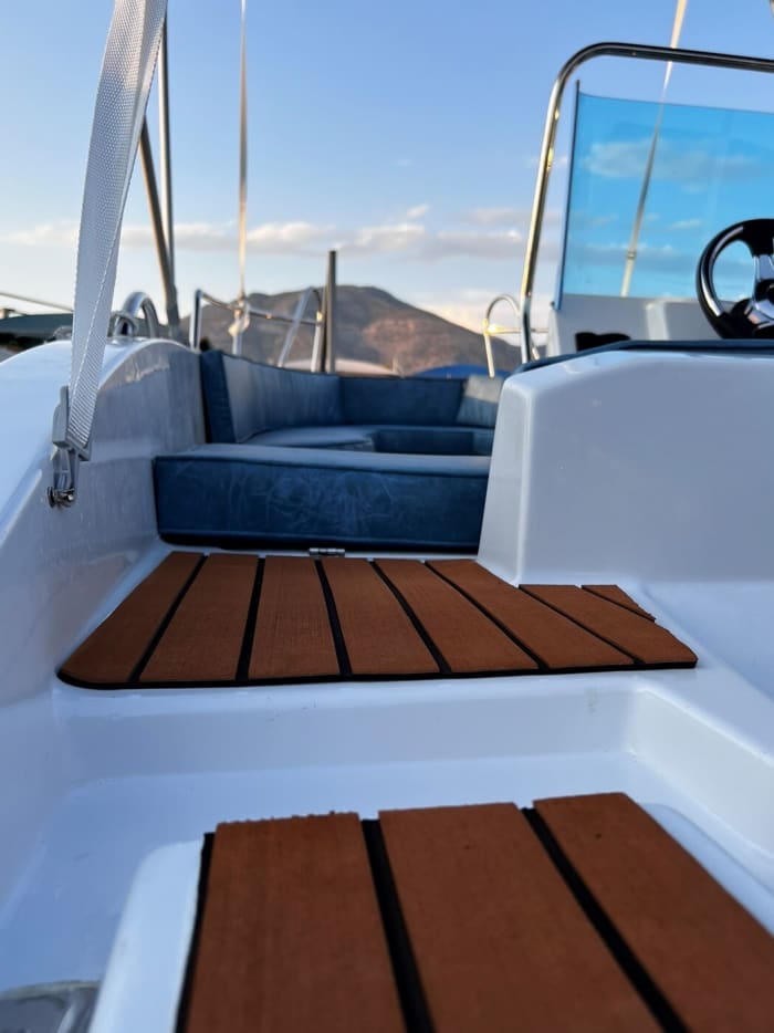 Votre journée à Athènes : louez un bateau à moteur pour 9 h de découverte.