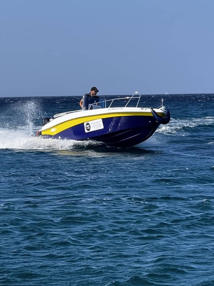 Votre journée à Athènes : louez un bateau à moteur pour 9 h de découverte.