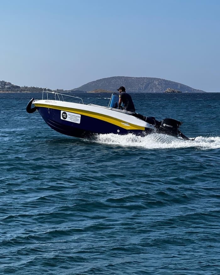Votre journée à Athènes : louez un bateau à moteur pour 9 h de découverte.
