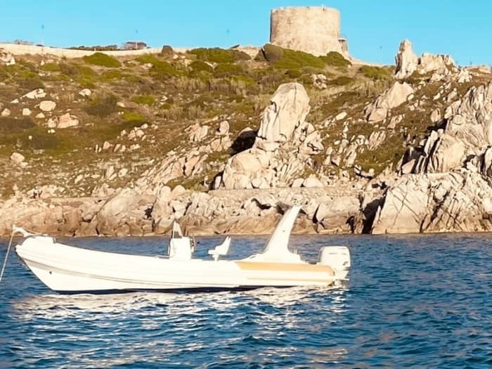 Din dag i Santa Teresa Gallura: Hyr en motorbåt för en heldags upptäcktsfärd