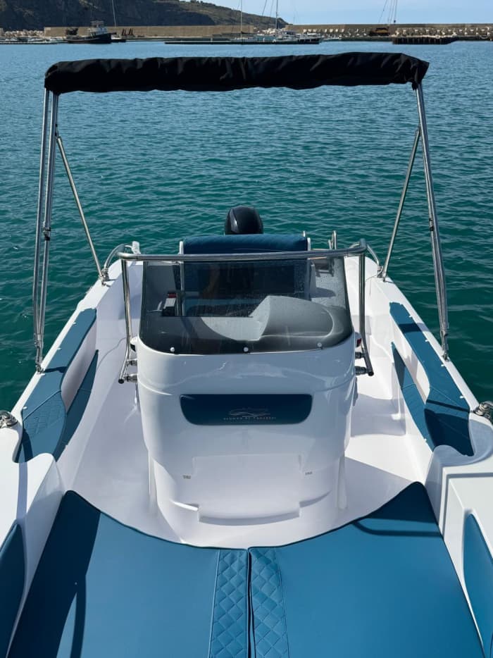 Your day in Castellammare del Golfo: rent a motorboat for 9 hours of discovery
